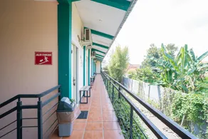 RedDoorz Plus Syariah At Lotus Hotel Bojonegoro - Image 4