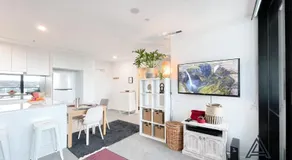 Luxurious Cozy 1-Bed FREE Carpark Gym Pool & Spa - Image 4