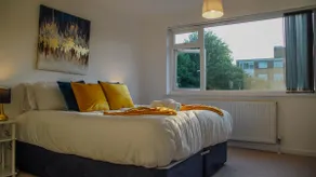 Stunning Beckenham Home w Driveway and Pool table - Image 2