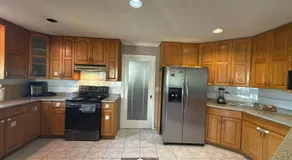 Surrey-Delta Guest House - Private Rooms - Free Parking, Walk to Transit - Image 3