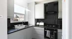 Skyvillion - London Enfield 4 Bedroom Cosy House Free Parking Garden - Image 2