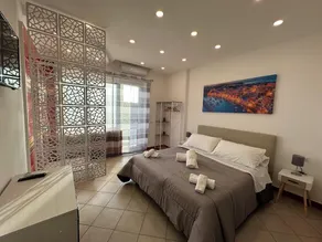 Royalty Rooms & Spa - Image 2