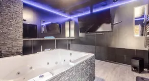 salle de cinéma et jaccuzi - Image 4