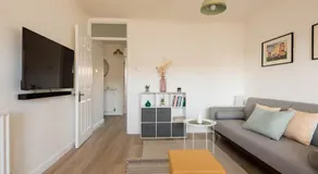 Stylish apartment with balcony, minutes from beach - Image 2
