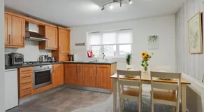 Pass the Keys Tranquil Haven Stylish 2BR Flat with Parking - Image 2