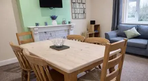 Park Terrace - 3BR House, Garden Patio, Parking, Sleeps 6 - Image 2