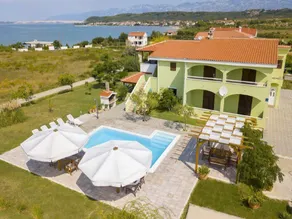 Charming 2-Bed Apartment - Image 3