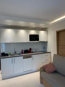 Studio à proximité immédiate des transports avec une terrasse - Image 2
