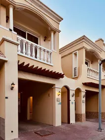 Western Townhouse with swimming pool - Image 2