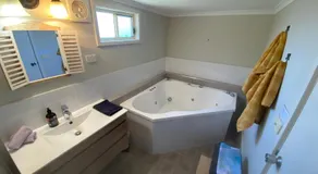 Churchill's B&B twin spa getaway Studio - Image 2