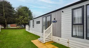 Elegant Lodge with Hot Tub - Image 5