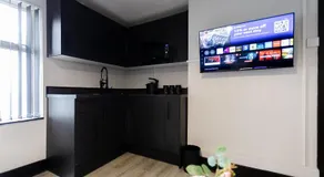 The City Studio Apartments Cardiff City Centre 1BR 10 Min Walk to Centre - Image 3