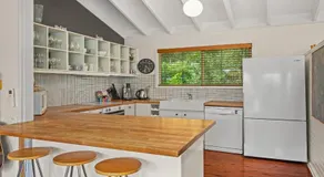 Sublime Beach Getaway, Spacious Balcony with BBQ - Image 4