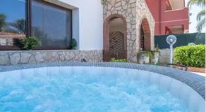 Villa con internet de alta velocidad, barbacoa y jacuzzi | Vistas al jardín - Image 5