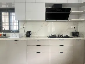 HYD Studio Haus AC Studio Flat Kitchen 43 TV - Image 4