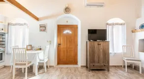 Alicia's Traditional Home In Paradisi - Image 4
