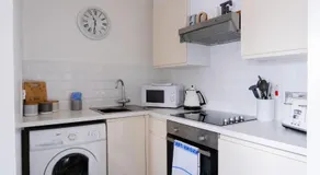 Luxury one bed Apartment - Image 5