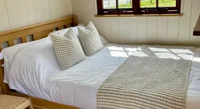 The Hut at Blackberry Barn - Image 2