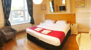 Gidea Park Hotel - Image 2