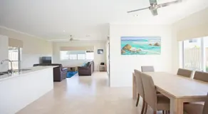 Petrie Beach Holiday Home - Image 4