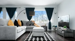 Luxury Lakeview Stay with Jacuzzi in Downtown Barrie - Image 2