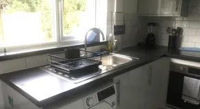 Quiet 2-Bed with Private Garden and Drive - Image 3