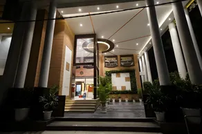 Square Inn Hotel - Image 4