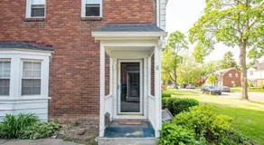Newly Renovated Townhouse on a Tranquil Street - Image 5