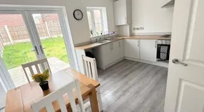 Contemporary 3-Bedroom Home Quiet Rotherham Location with Parking - Image 3