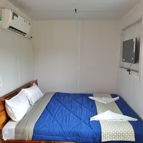 Hipster container beach stay - Image 4