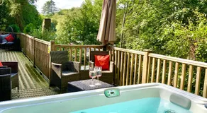Mistletoe One Luxury Lodge with Hot Tub Windermere - Image 4