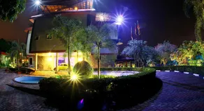 Opulent River Face Hotel - Image 5