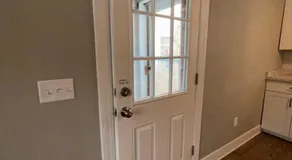 Roomy single bedroom with a huge back yard - Image 5