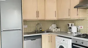 Modern 3Bed home near airport with free parking - Image 4