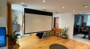 Beautiful Luxurious House with Cinema Ideal for Groups - Image 3