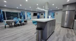 Spacious 3 bedroom unit with backyard and parking just 10 minutes from Rodeo Dr and attractions! - Image 3
