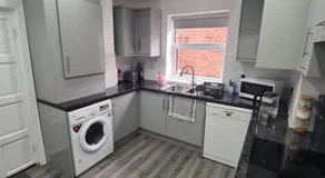 Lovely 2-bedroom house close to Media City. - Image 5