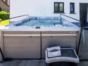 Villa Borgloon with Blossom Views and Jacuzzi - Image 4
