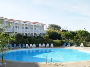 Apartment with sea or pool views - Image 5