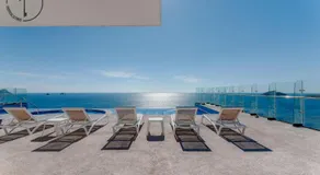 Stylish Apt. w/ Rooftop, Infinity Pool & Sea View - Image 4