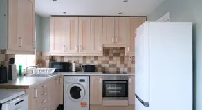 Convenient 3 Bedroom House with Garden in Luton - Image 3