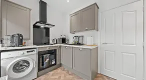 1-Bed Duplex with Sofa Bed in Airdrie Lanarkshire - Long Stays - Free Parking - Image 4
