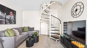 Trendy townhouse on lakes edge with lush parks - Image 2