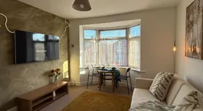 Private Spacious One-Bedroom Flat - Located Between the City Centre and the New Forest - Image 2