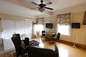 Royal Hotel - Image 3