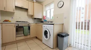 Relaxing 2-Bed Coastal Escape in Port Talbot - Image 4