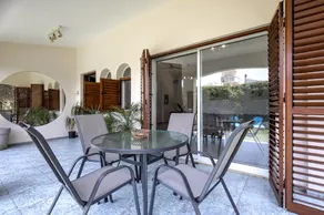 Coral Bay Avenue Villa by Vichy Holidays - Image 3