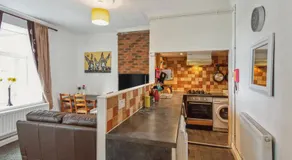 Contractors & Pets Welcome - Sleeps 1-4, less than 1 mile from M606, Ideal for Longer Stays - Image 2