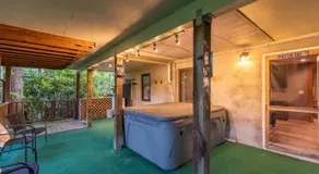 King Bed, Putt-Putt w/ Hot Tub, & Other Games - Image 4