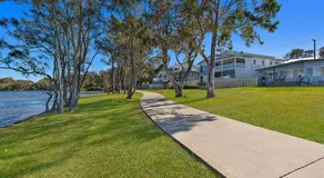 Lake Edge Cottage - - Image 4